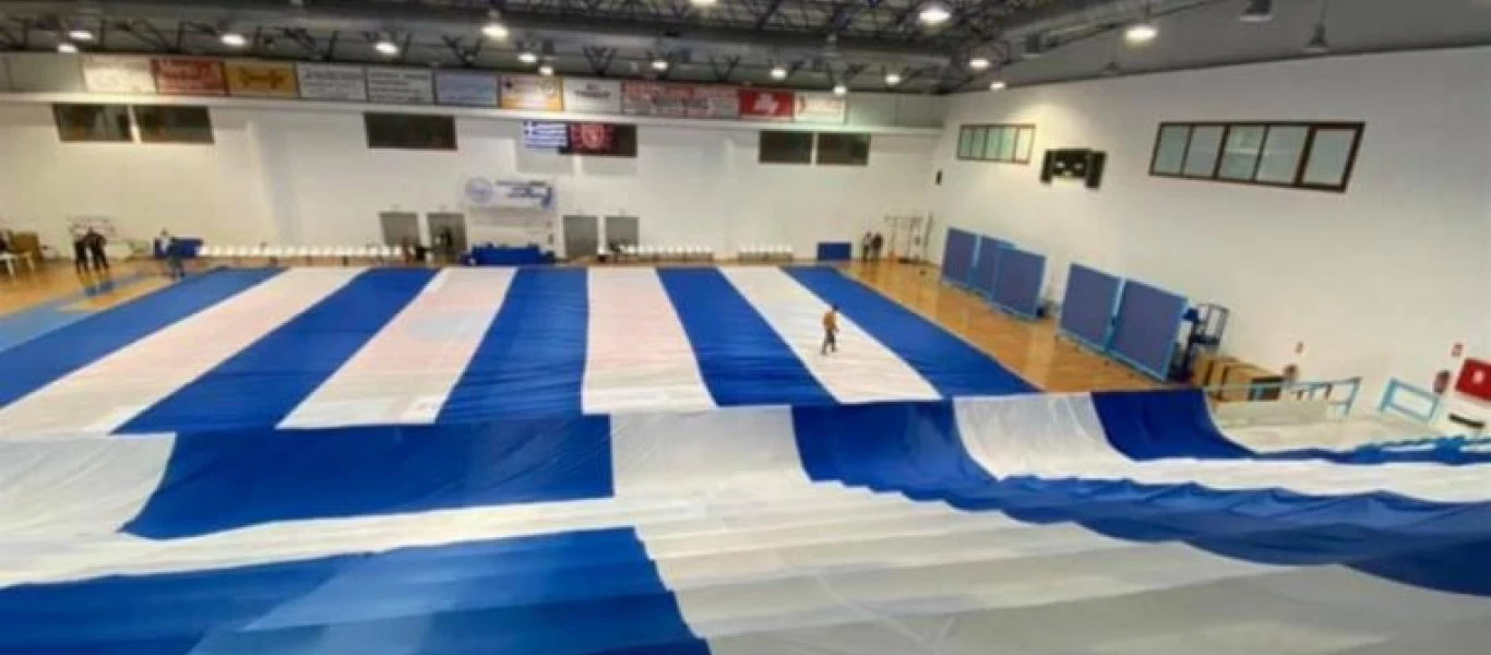 Γιγαντιαία ελληνική σημαία μεγέθους 1.500 τ,μ. κατασκευάστηκε στη Σαντορίνη (φωτο)